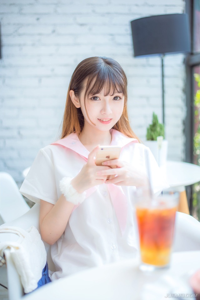 太爱一个人，你会太在乎他/她会跟谁一起，心里是否有你;太爱一个人，会被他/她牵着鼻子走，完全不能自己;太爱一个人，会无原则地忍受他/她，慢慢他/她习惯这种纵容;太爱一个人，他/她会习惯你对他/她的好，而忘了自己也应该付出。